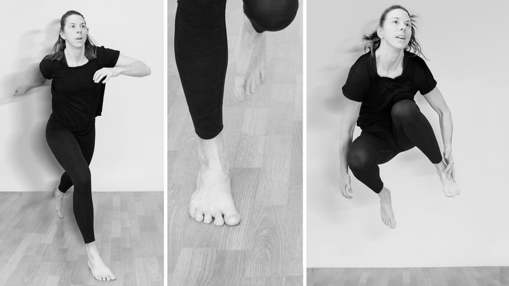 Kvinnelig danser tar sats og hopper opp i lufta. Foto.