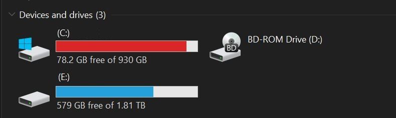 Skjermbilde fra "Min datamaskin" i Windows viser to harddisker (C: og E:) og en bluerayspiller (D:). Den ene harddisken (C:) har 78,2 GB ledig av 930 GB, mens den andre (E:) har 579 GB ledig av 1,81 TB. Skjermutklipp.