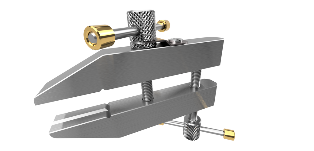 Et verktøy bestående av to parallelle kjefter som kan justeres mot og fra hverandre. Illustrasjon.
