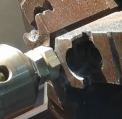 To skruer festa i to mekaniske holdere. Foto.