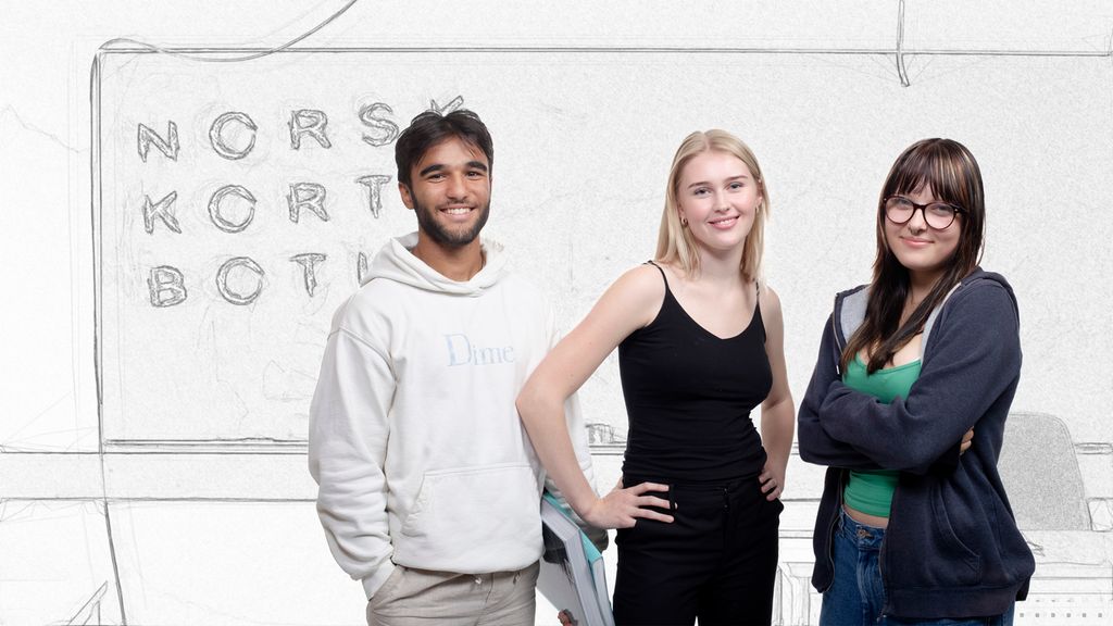 Tre elever står foran ei tavle der teksten NORSK KORT BOTID er skrevet. Foto.