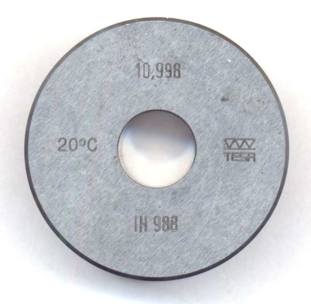 Rundt verktøy med hull i midten. Foto.