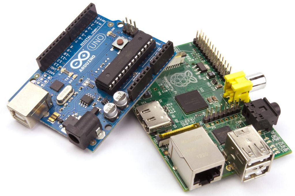 Arduino mikrokontroller sammen med et kommunikasjonsskjold som har USB-porter, nettverkskontakt, HDMI-plugg og RCA-plugg. Foto.