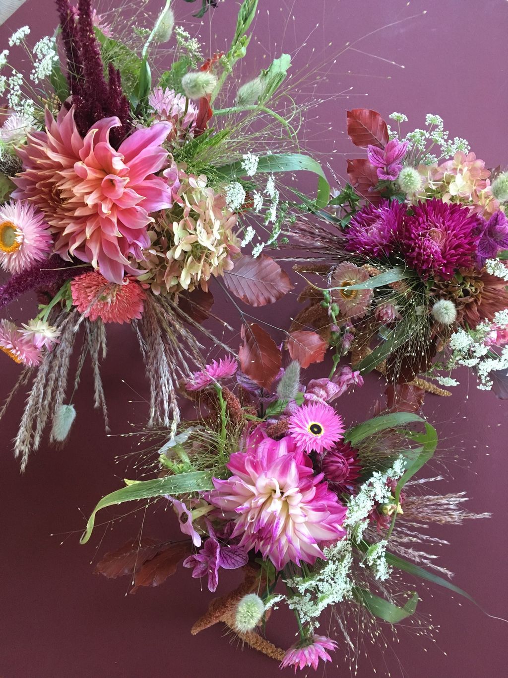 Tre små blomsterbuketter. Foto.