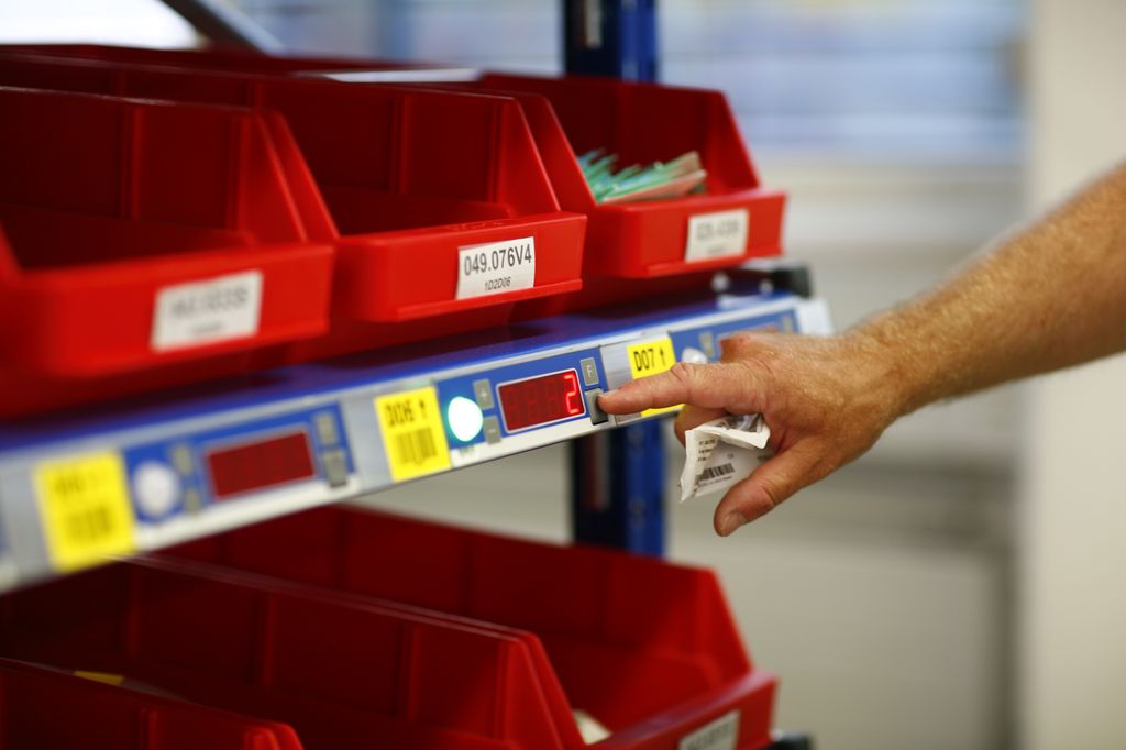 Ved hjelp av et lyssignal på rett sted ser man hva som skal plukkes. Foto.