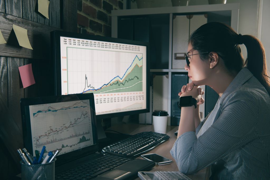 Portrett av en kvinnelig analytiker ved datamaskinen. Foto.