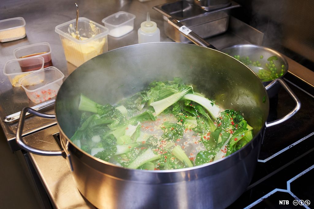 Kål smørdampes i en kjele sammen med chili og sesamfrø. Foto.