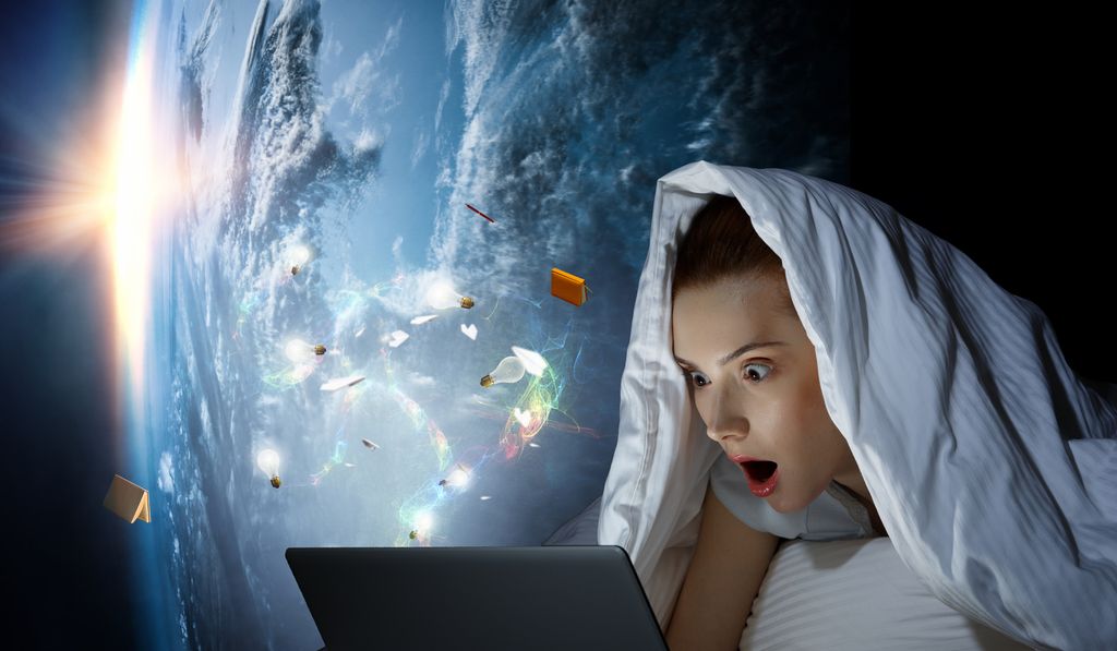 Illustrasjon av ei ung jente som surfer på nettet. I framgrunnen ser vi et foto av jenta som ligger på magen med dyna over hodet og måper mot en dataskjerm. I bakgrunnen ser vi jordkloden fra verdensrommet, der sola lyser opp kanten av planeten. Fra dataskjermen svever små bøker, lyspærer og andre objekter opp mot verdensrommet i en fargerik strøm.