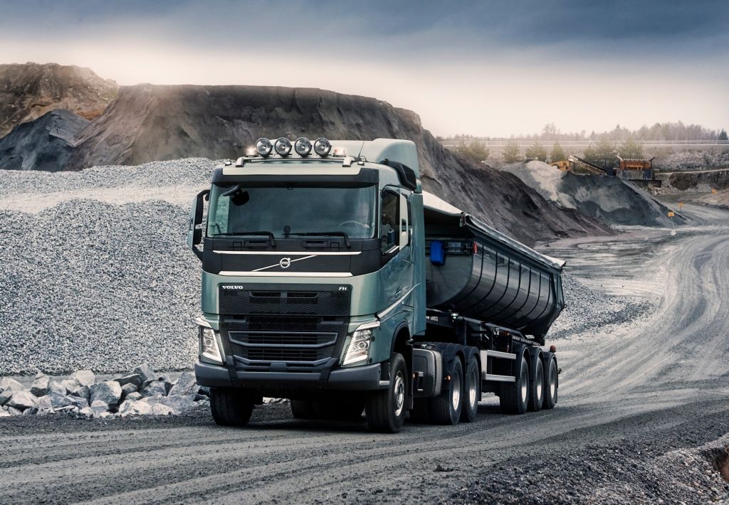 Bildet viser en tippsemitrailer på en anleggsplass.