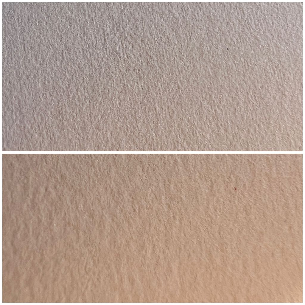 To nærbilete av trykkpapir. Foto.