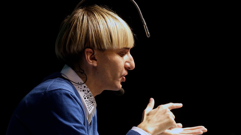 Ein person med ei antenne festa i hovudet, som er bøygd ned framfor ansiktet. Foto.