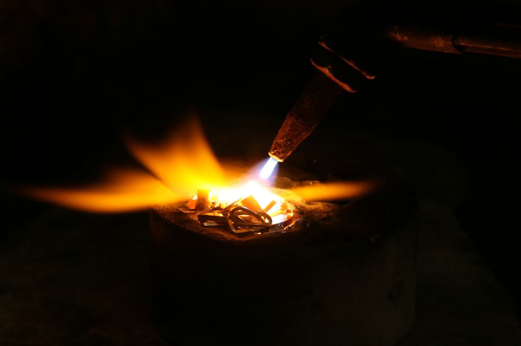 Gassbrenner som varmer metall. Foto.