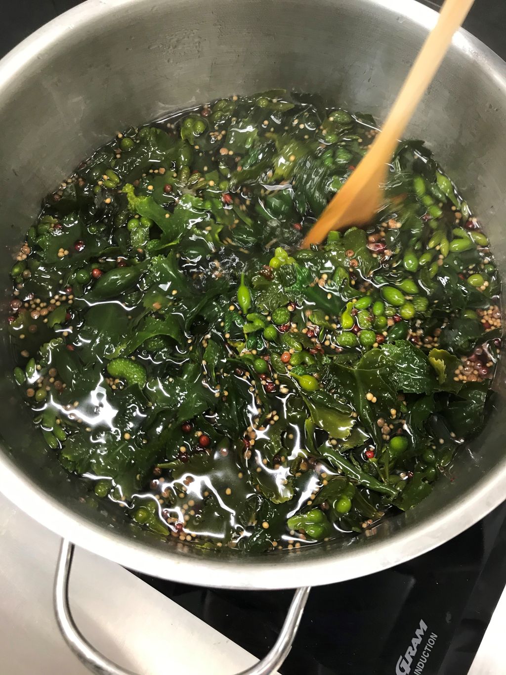 Ei gryte med syltet tang. Foto.