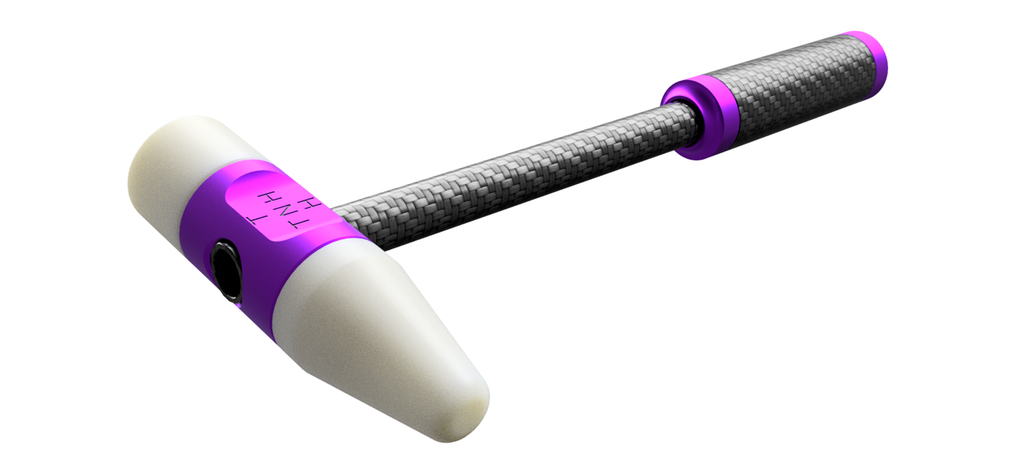 Hammer med ei avrunda og ei spiss slagflate i nylon. Håndtaket har et kryssbasert strukturmønster. Illustrasjon.