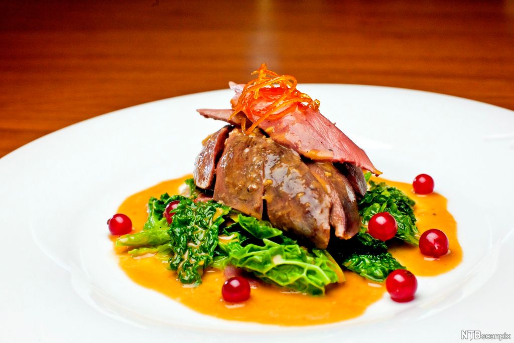 Rype anrettet med savoykål og ingefærsaus. Foto.