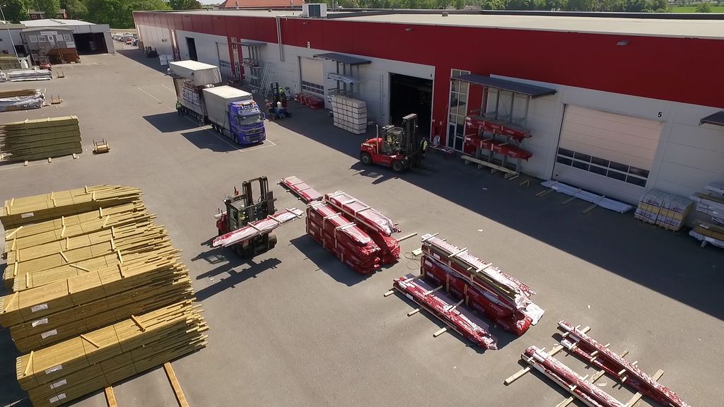 Foto av at ferdig pakka trelastprodukt blir lasta på lastebil med gaffeltruck