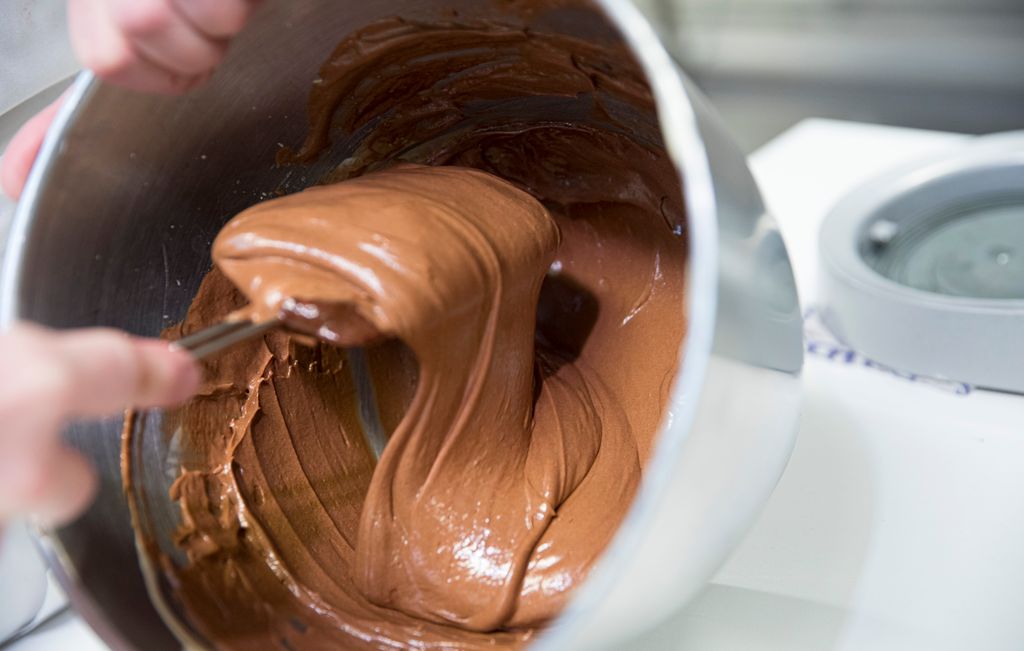 Sjokolademousse røres med en slikkepott i bollen. Foto.