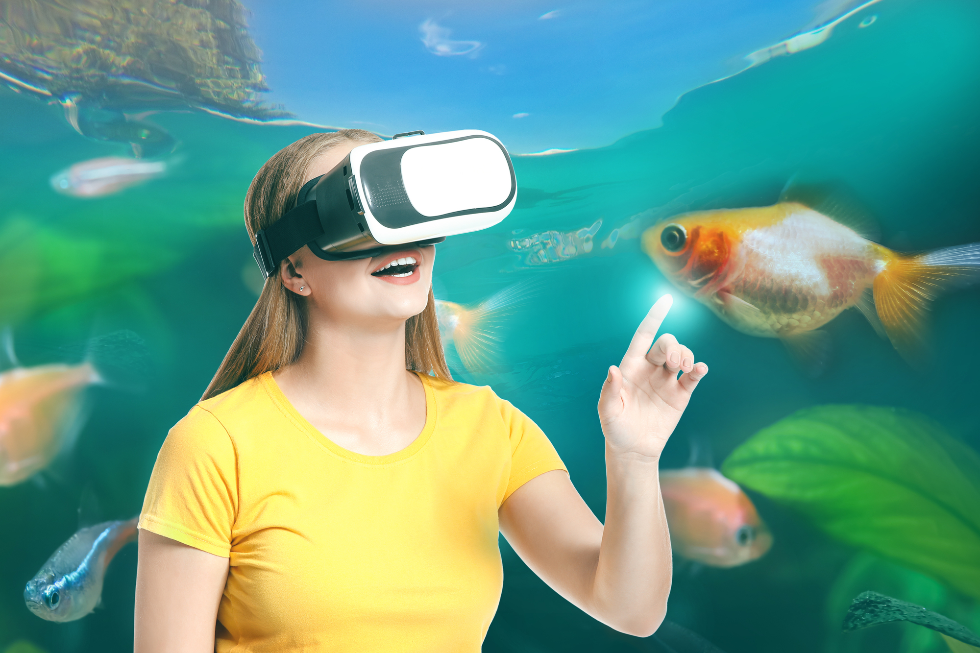 Jente med VR-briller opplever at fisker svømmer rundt henne. Illustrasjon.