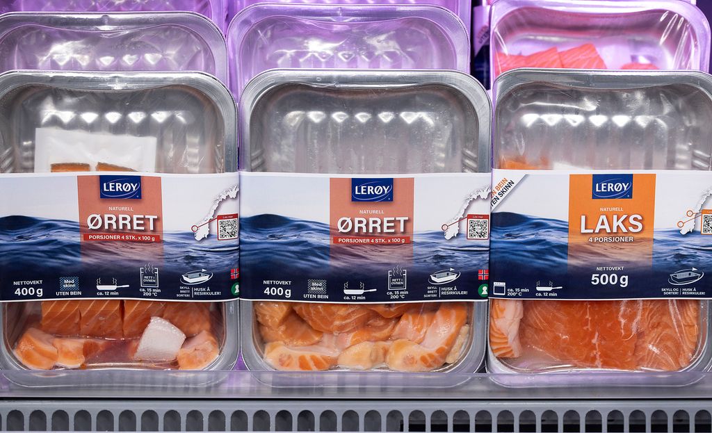 Gasspakket ørret og laks i fiskedisken. Foto.