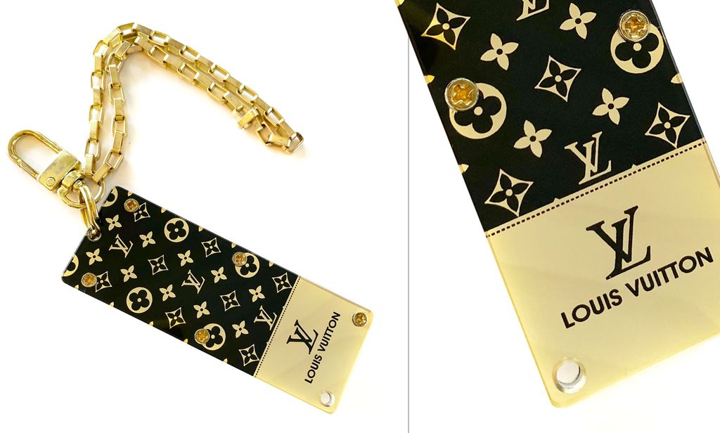 Ein Louis Vuitton-nøkkelring i gull og svart. Foto.