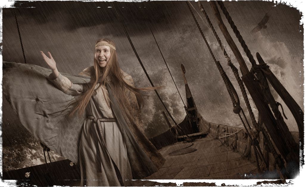 Ung kvinne i kjole og kappe om bord på et stort skip i storm. Vinden tar tak i håret og kappa hennes, hun holder ut den ene armen og ser ut til å rope noe. Manipulert foto.