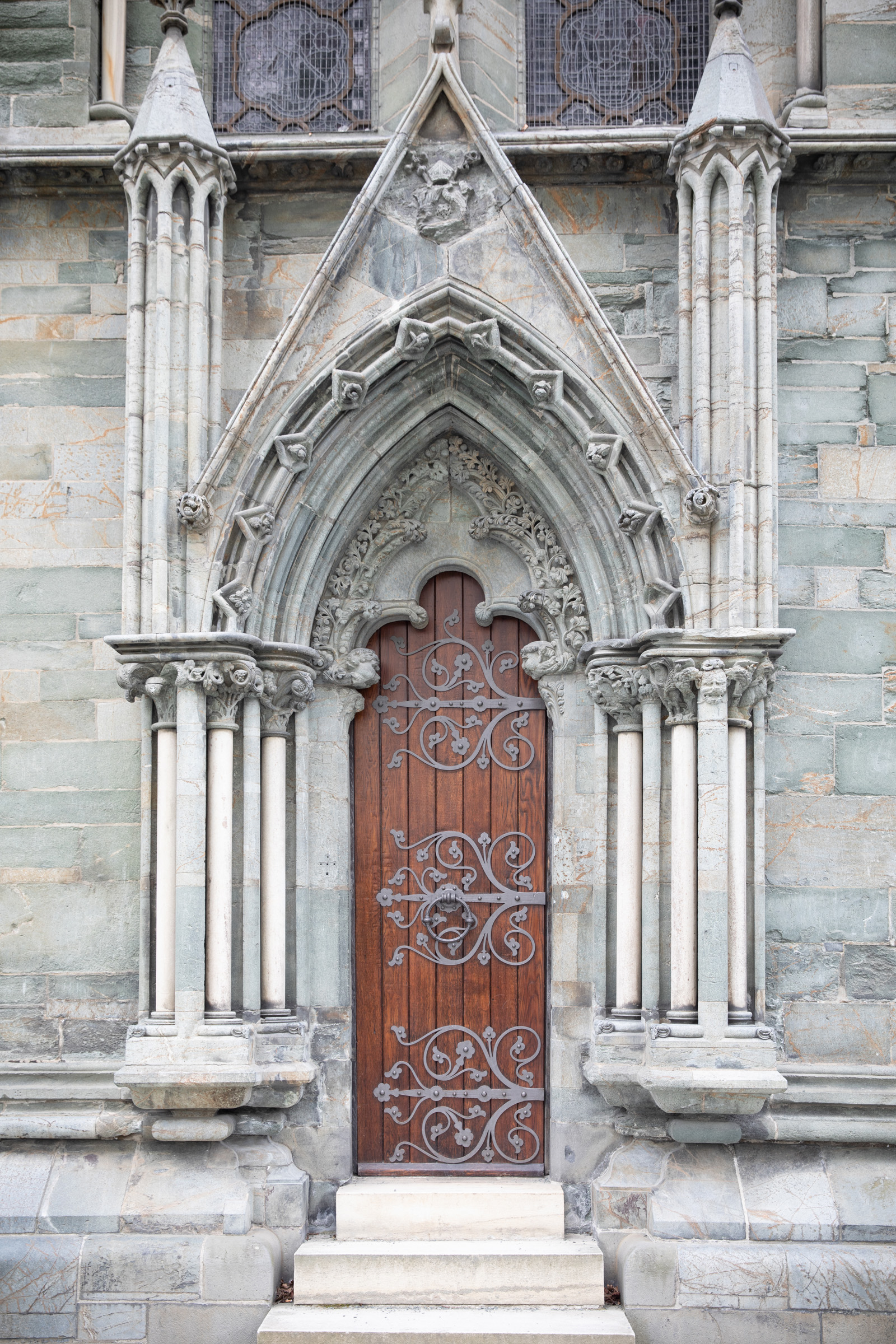 Fotografi fra Nidarosdomen av sidedør med flott utsmykning.