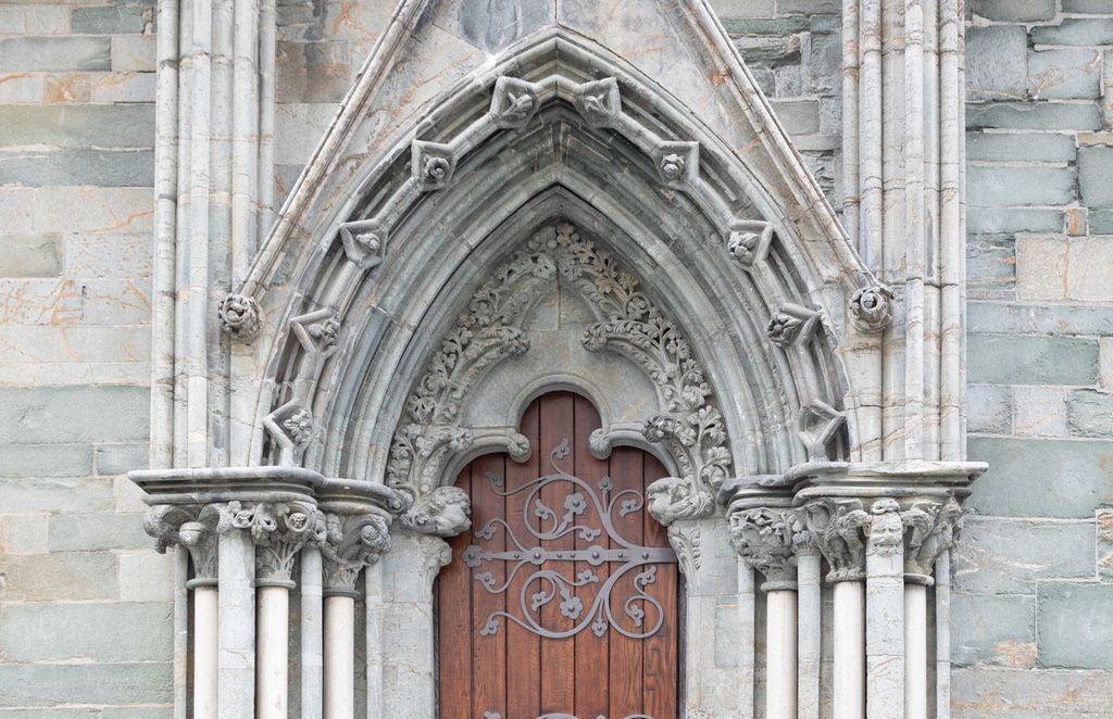 Fotografi fra Nidarosdomen av sidedør med flott utsmykning.