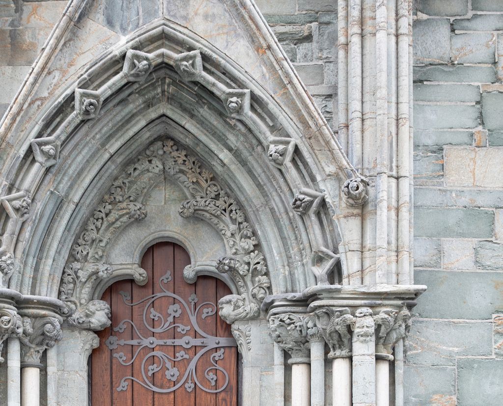 Fotografi fra Nidarosdomen av sidedør med flott utsmykning.