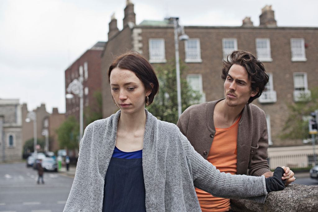 Ung mann skriker og ung jente holder seg for ørene. Foto.