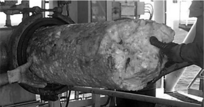 En hydratplugg som er dannet av metangass og vann, trekkes ut av et rør. Foto.