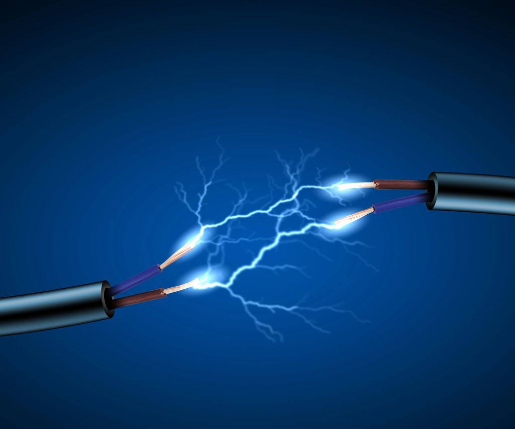 Elektrisk ledning med strømgnister som symbol på kraft. Foto.