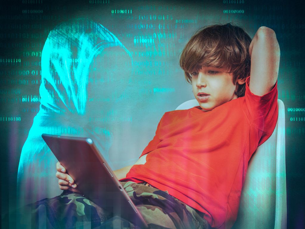 Manipulert foto som viser en gutt som ser på et nettbrett. I bakgrunnen står en person i hettegenser og ser mot gutten. 