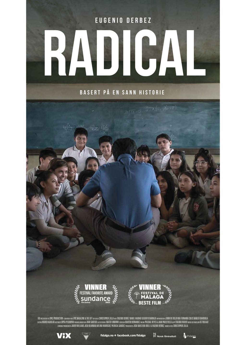 En mann sitter på huk med ryggen mot kamera foran en gruppe elever. Filmplakat.