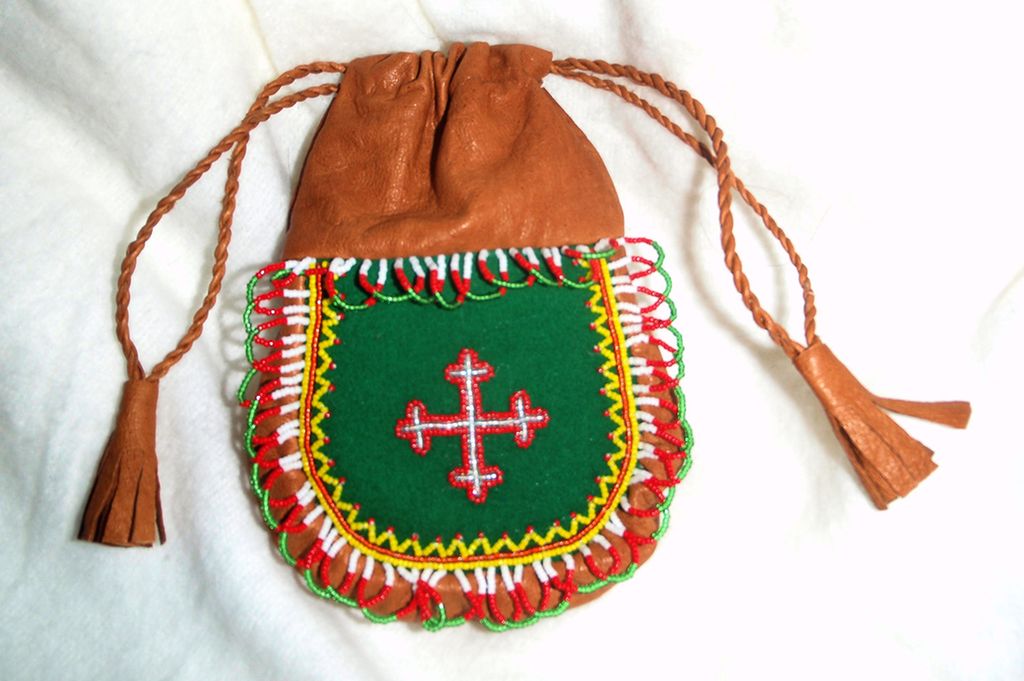 Skinnveske med dekor. Foto.