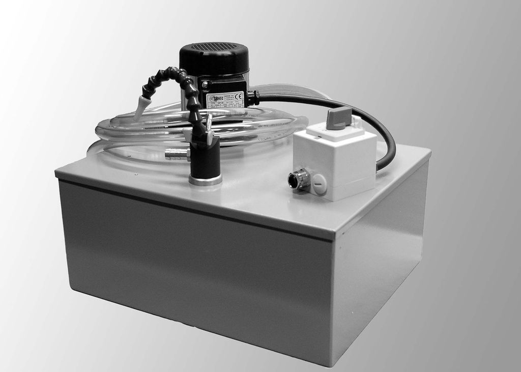 Komplett kjølevæskeanlegg med tank, pumpe med brytar og alle slangar med tilbehøyr. Foto.