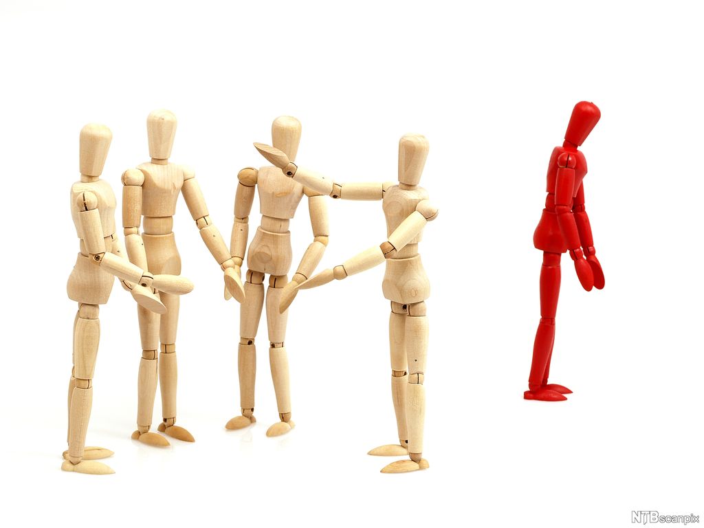 Illustrasjon med figurer hvor rød personfigur står utenfor en gjeng med flere hvite figurer. Illustrasjon. 