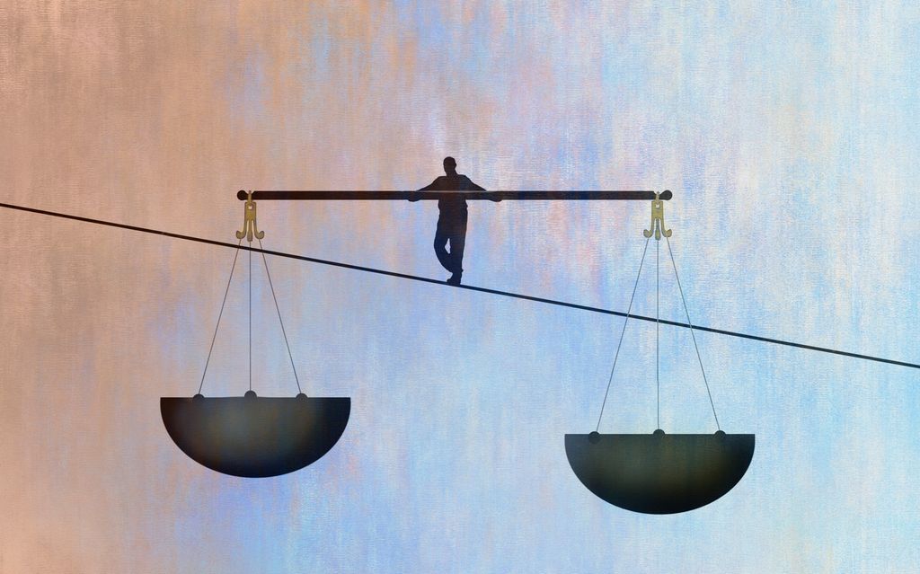 Illustrasjon som viser en mann som balanserer på ei line. Han bærer ei enorm vektstang med to like enorme vektskåler.