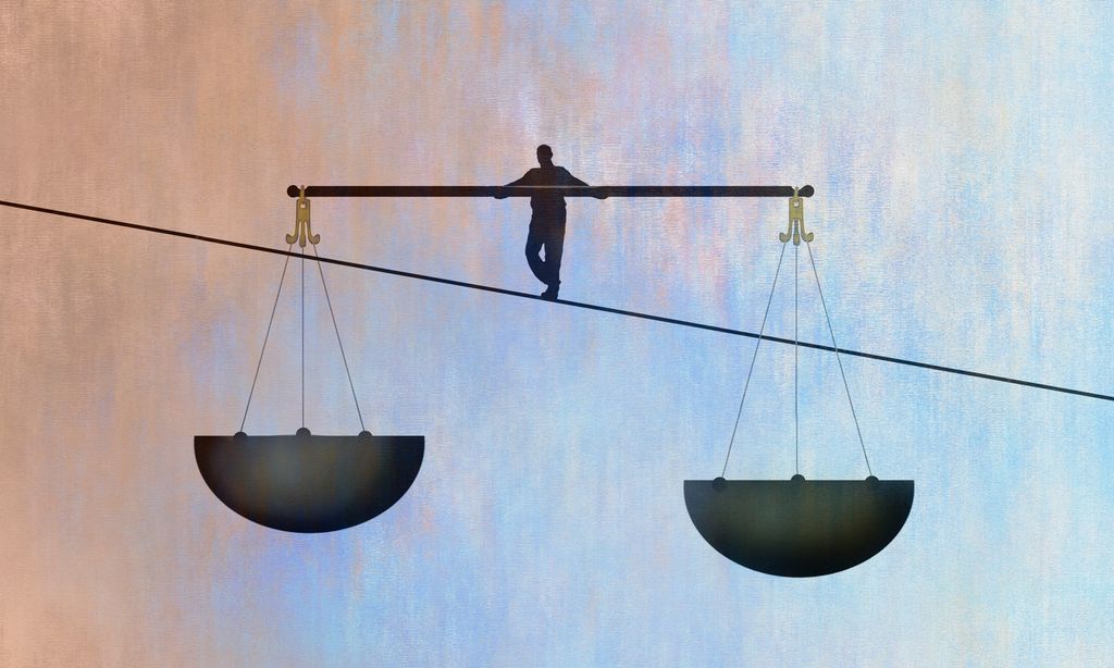 En mann står på en line og balansere med store vektskåler. Illustrasjon.