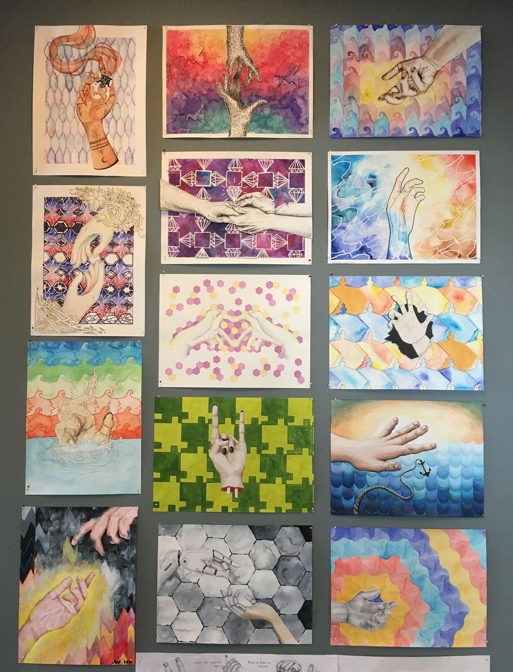 Fleire ulike teikningar av hender på mønstra bakgrunn heng utstilte på ein vegg. Foto