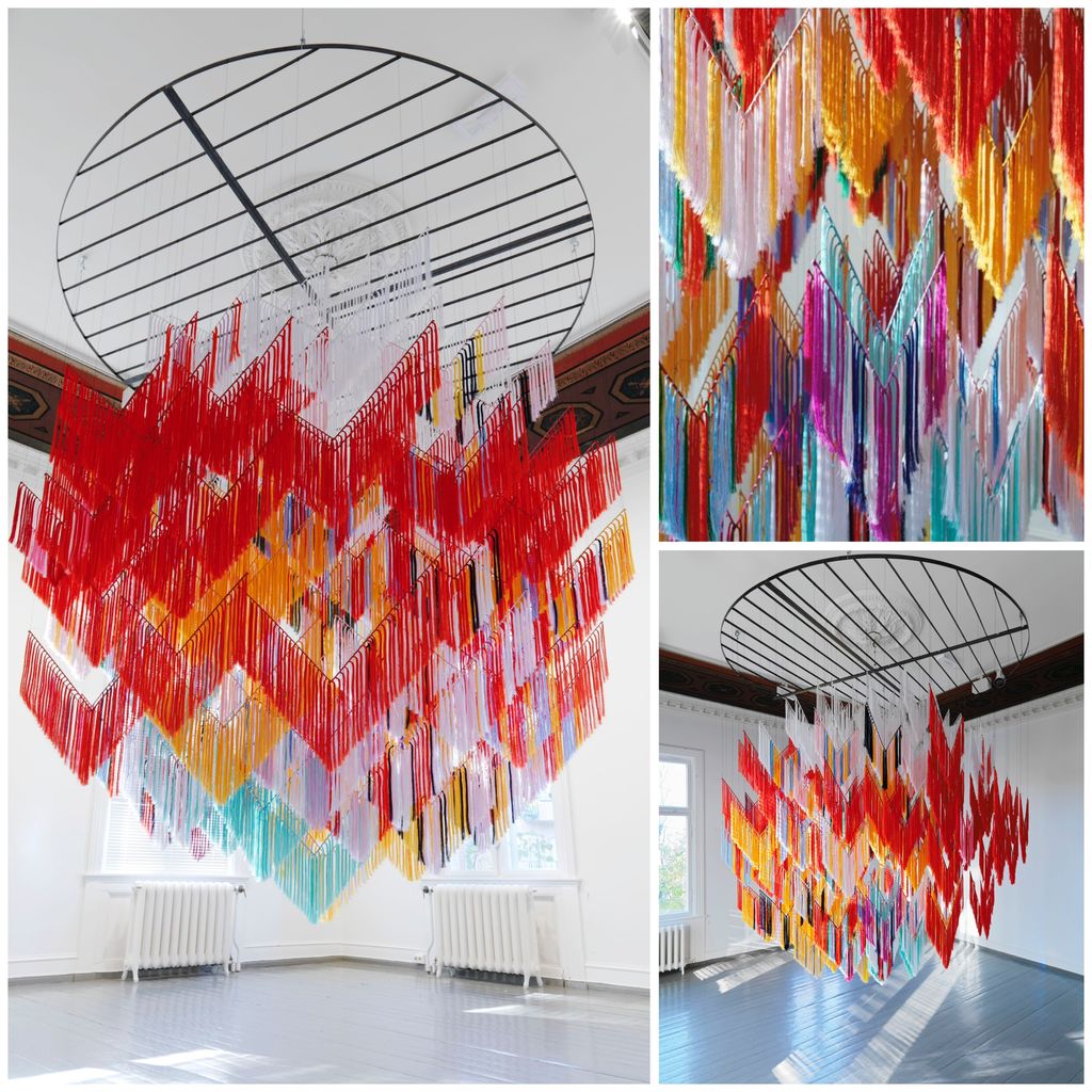 Kollasj der en installasjon med frynser formet som sjal i sterke farger henger ned fra ei stor, sirkelformet rist oppunder taket. Foto.