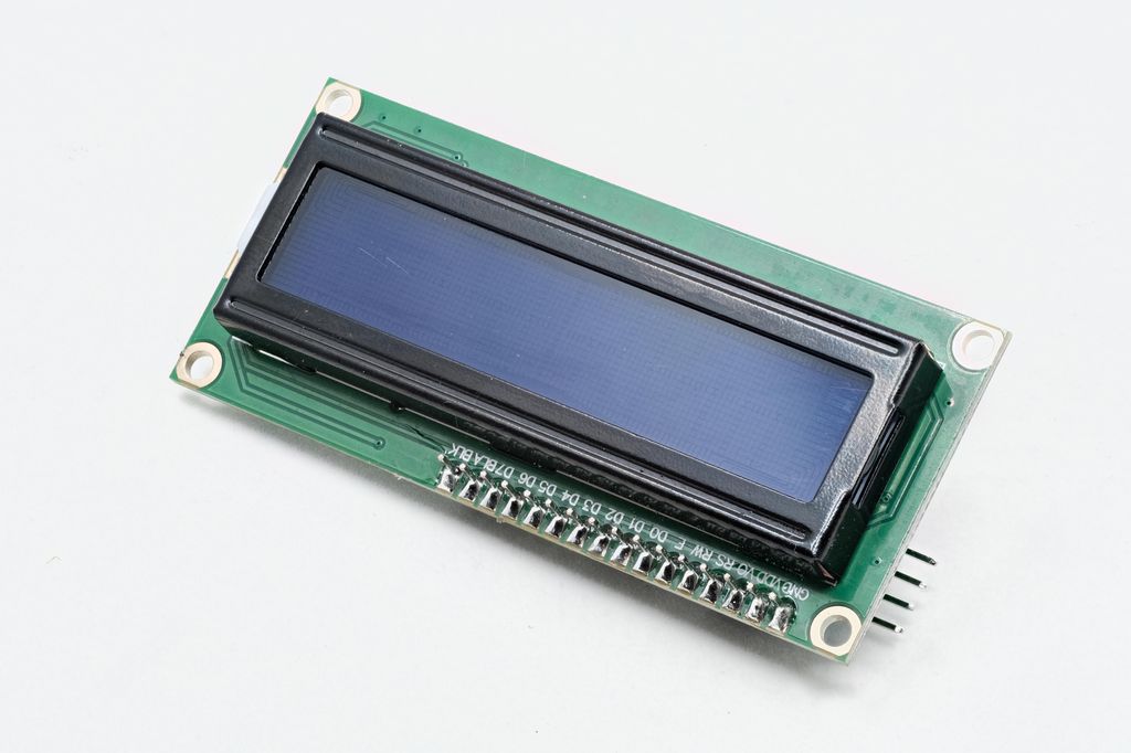 Liten skjerm montert på en grønn printplate med tilkoplingspunkter. Foto.