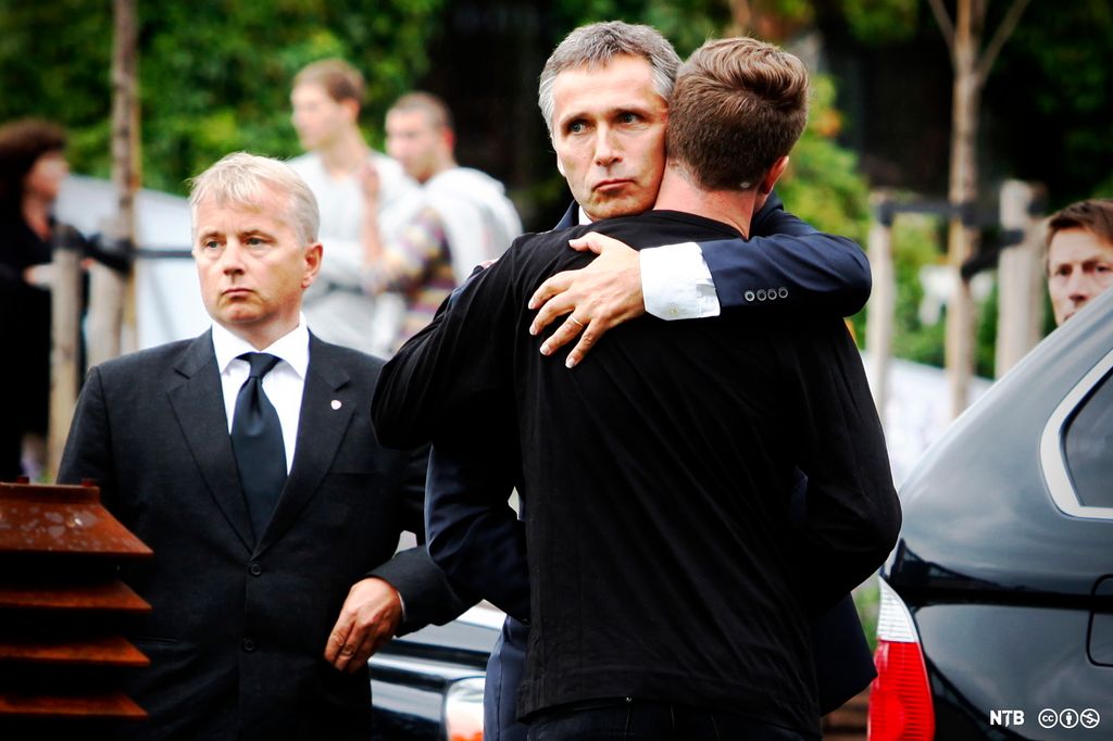 Jens Stoltenberg klemmer Eskil Pedersen. Foto.