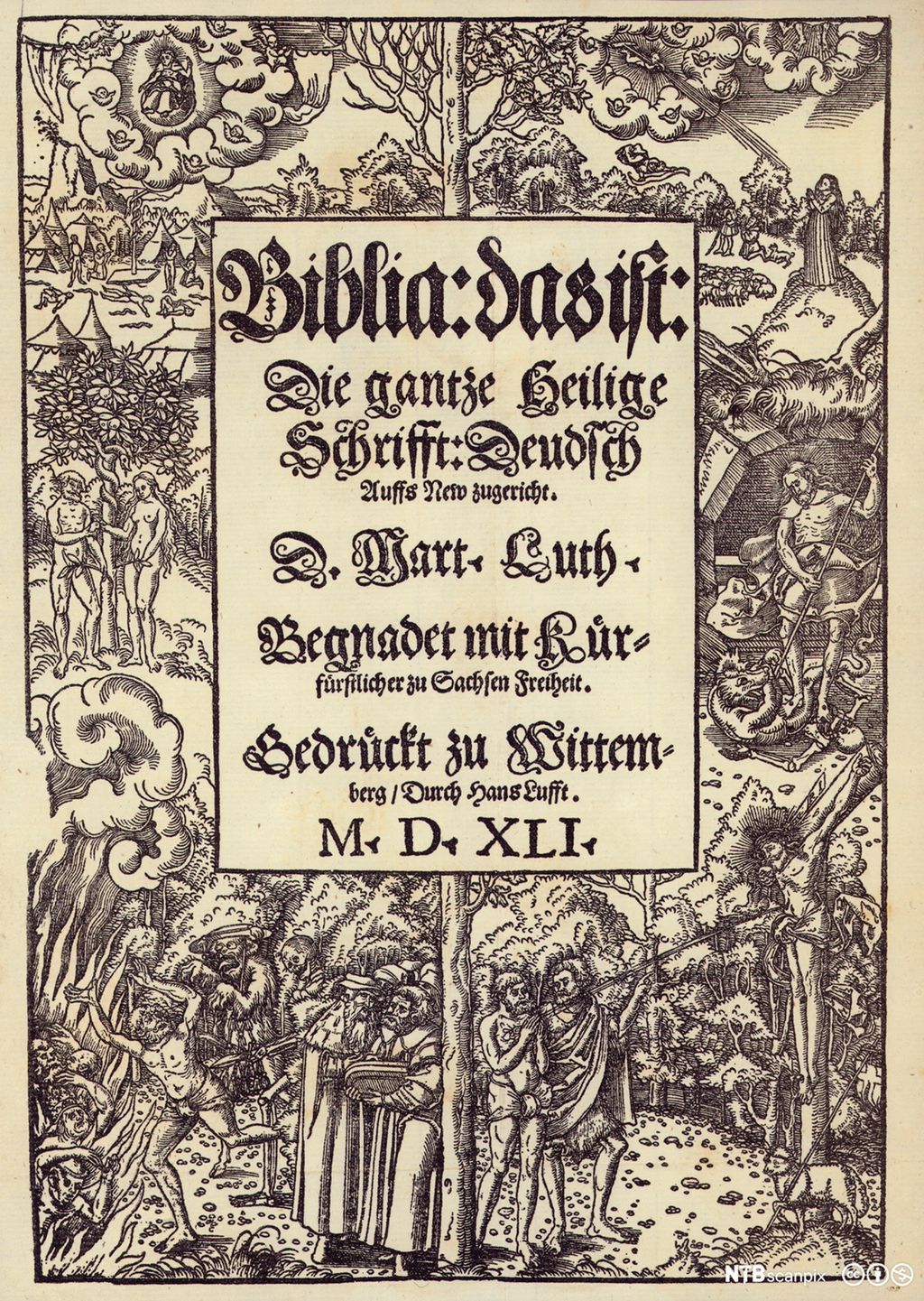 Forside på Bibel med gotisk skrift og illustrasjoner fra bibelfortellinger. Foto.