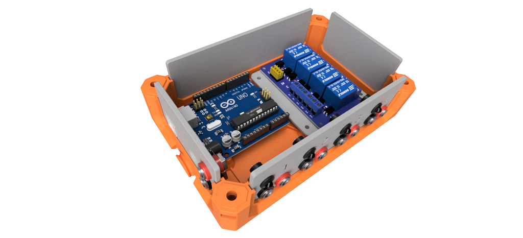 Oransje boks med grå vegger vist ovenfra. Boksen har en mikrokontroller montert på innsida. Veggene er påmonterte. Illustrasjon.