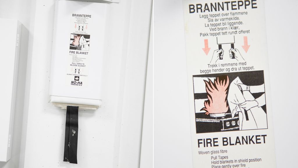 En boks på veggen hvor det henger stropper ut i bunnen, og et nærbilde av instruksjoner for bruk av brannteppet på norsk og engelsk og med en tegning. Foto.