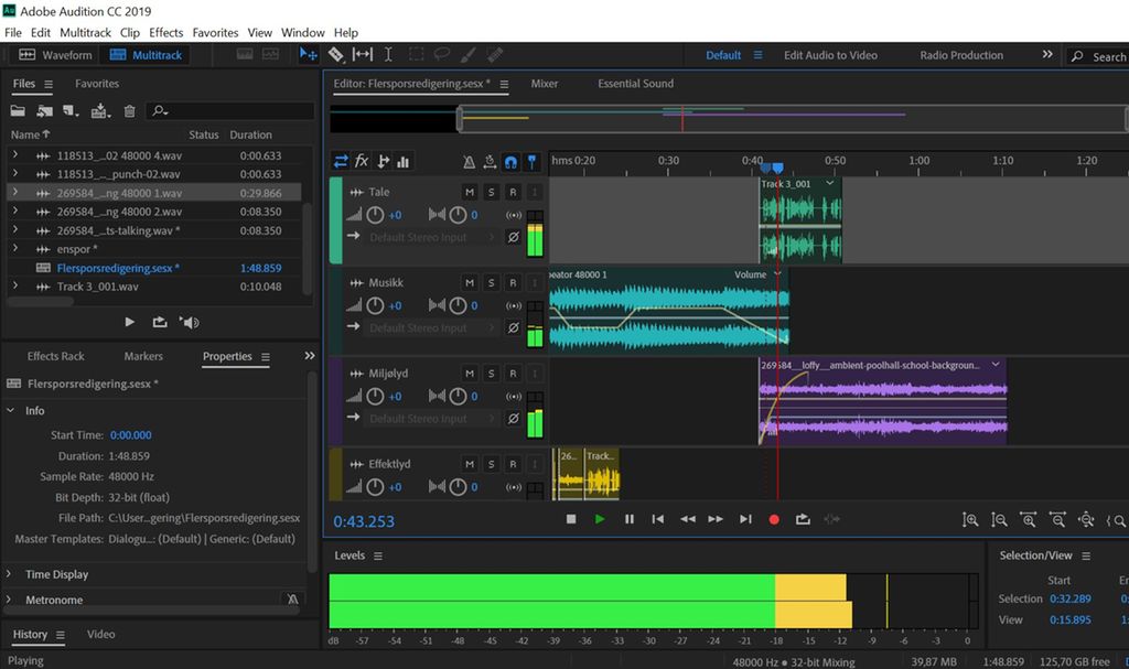 Bildet viser et redigeringsvindu i lyd og at det ligger et lydmeter som viser hvor mange desibel lydklippene har i tidslinja. Skjermbilde.