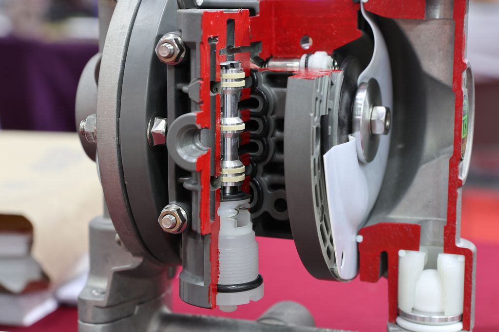 Tverrsnitt av industriell membranpumpe som blir brukt til anlegg i fabrikken. Foto.