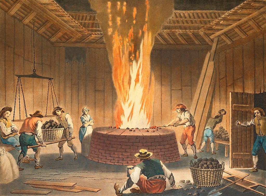 Et stort ildsted som fyres med kull. Det brenner med stor flamme, og arbeidere står rundt. Et par av dem bærer en kurv med kull på en båre. Illustrasjon. 