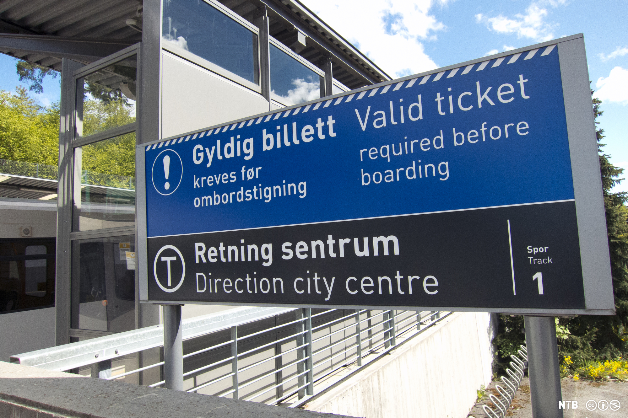 Fotografi av skilt ved en T-banestasjon.