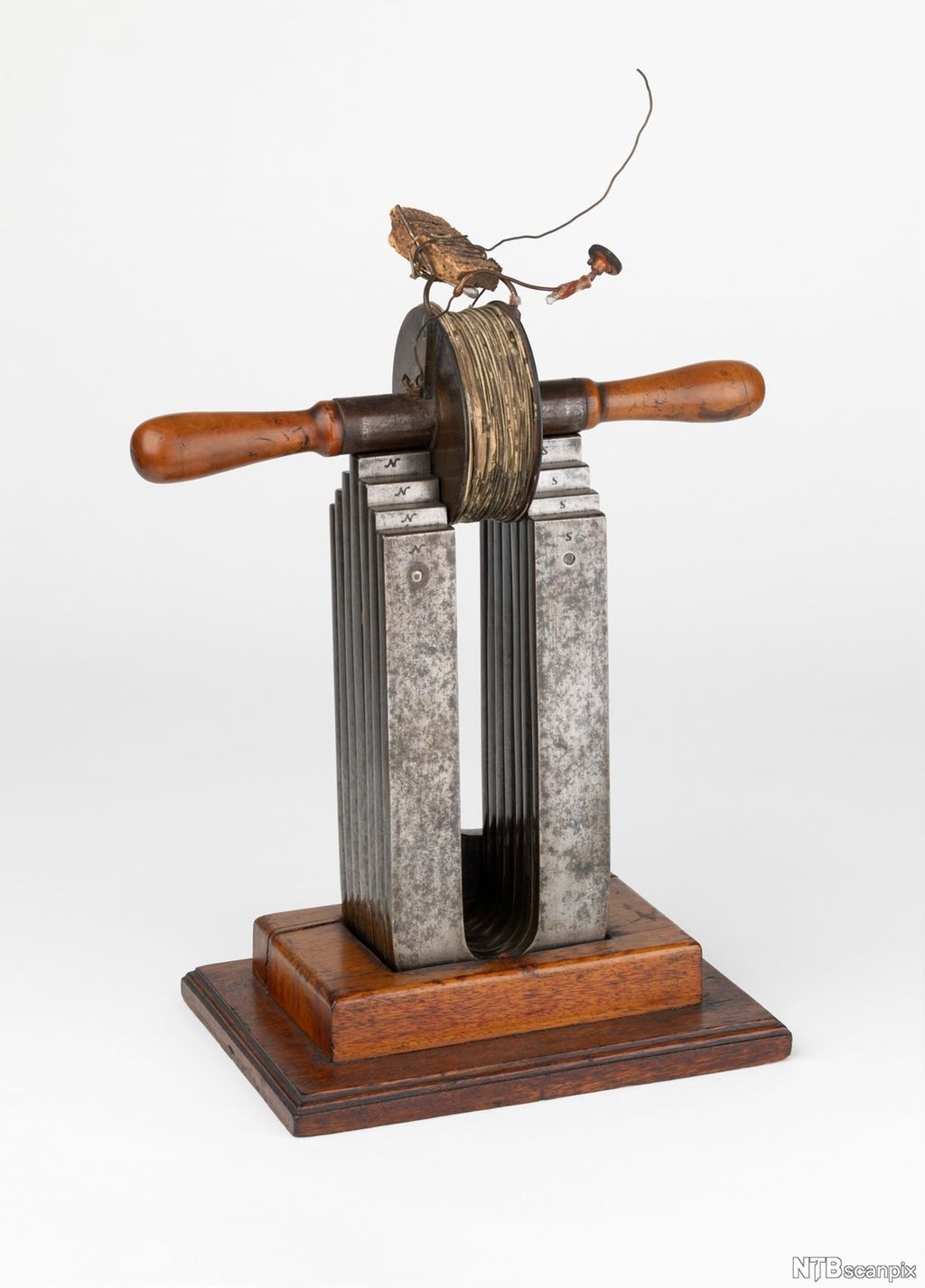 Gammel generator i tre og metall. Foto.